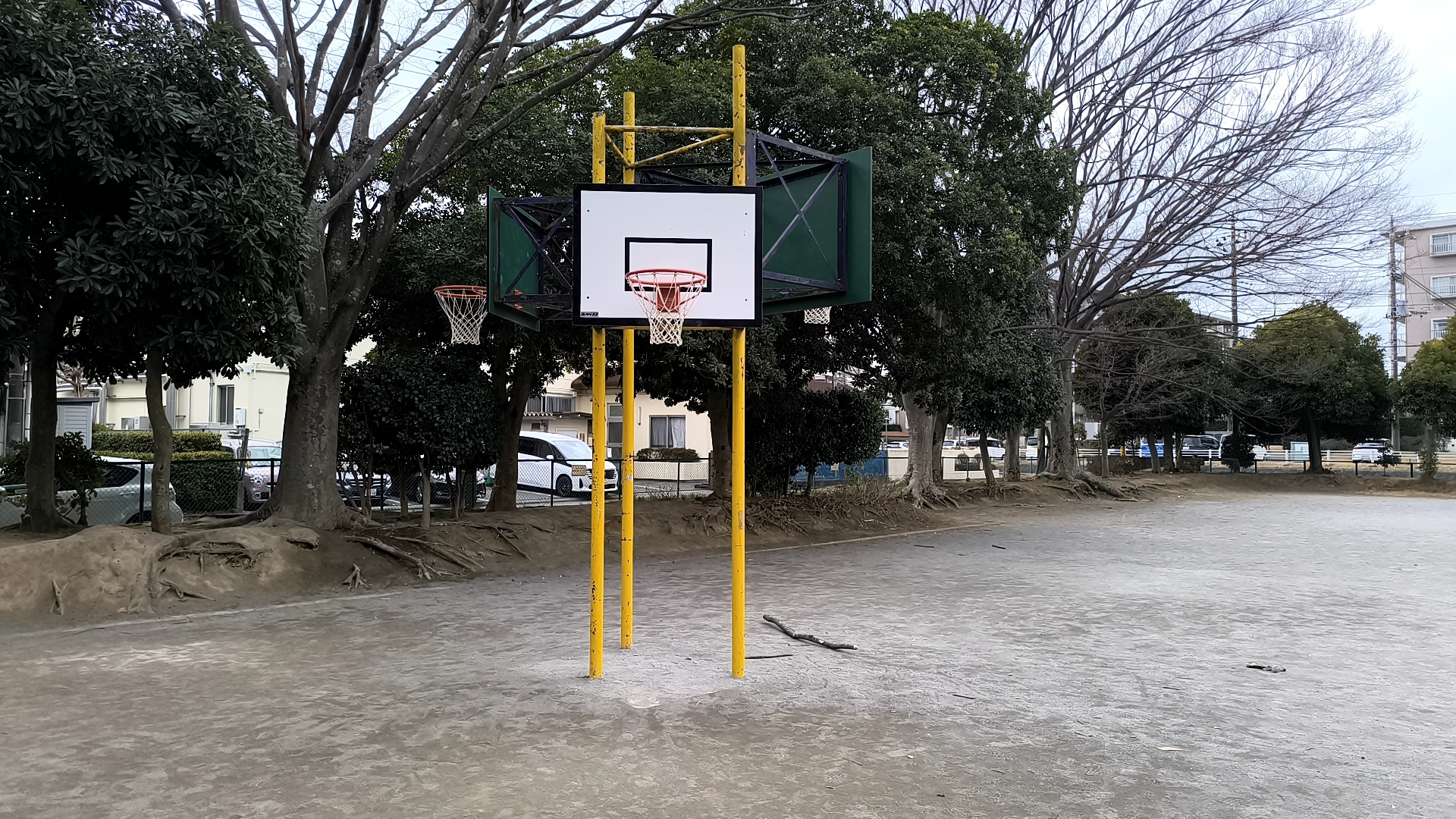 松葉第二近隣公園の低いバスケットゴール