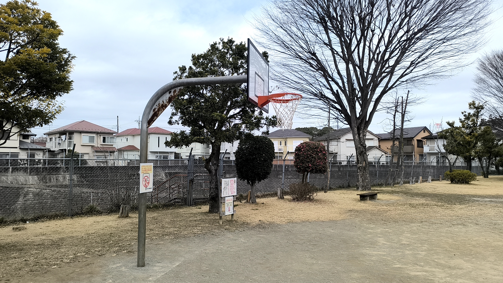 緑台公園のバスケットコートを横から見た様子