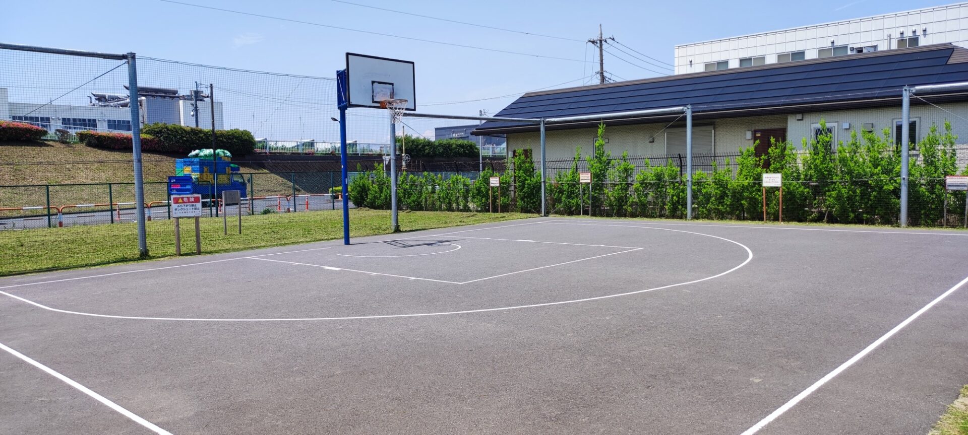 入谷七丁目公園にある新3ポイントライン付きハーフコート