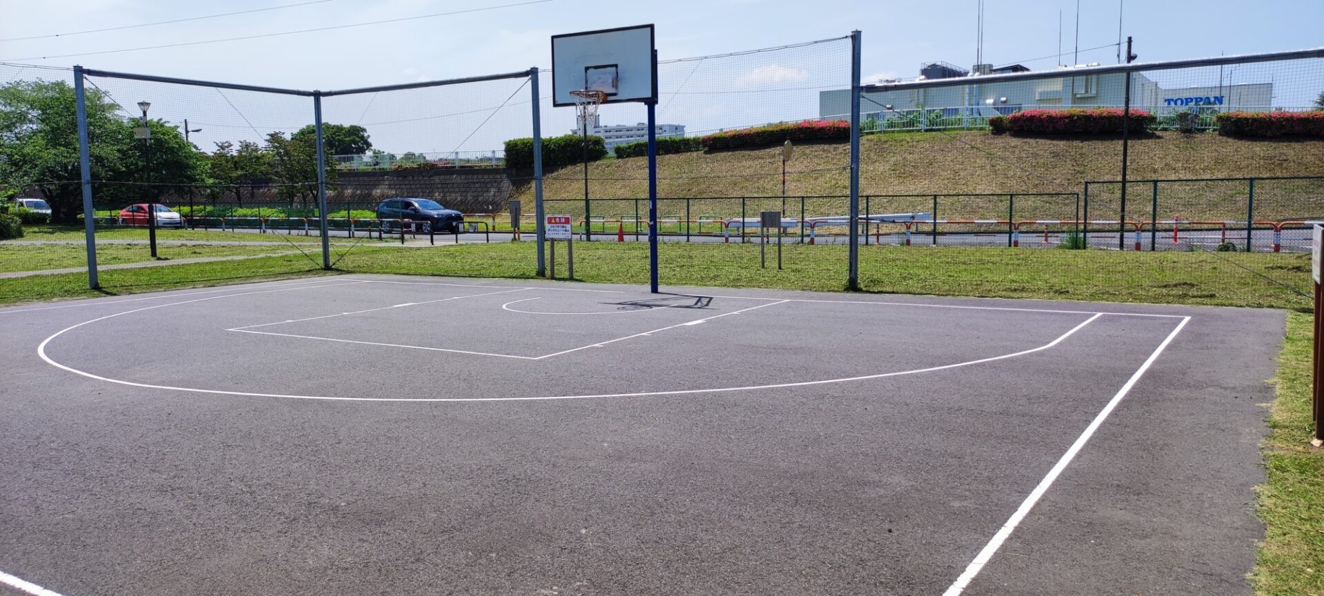 フェンスで囲まれた入谷七丁目公園のハーフコート全体