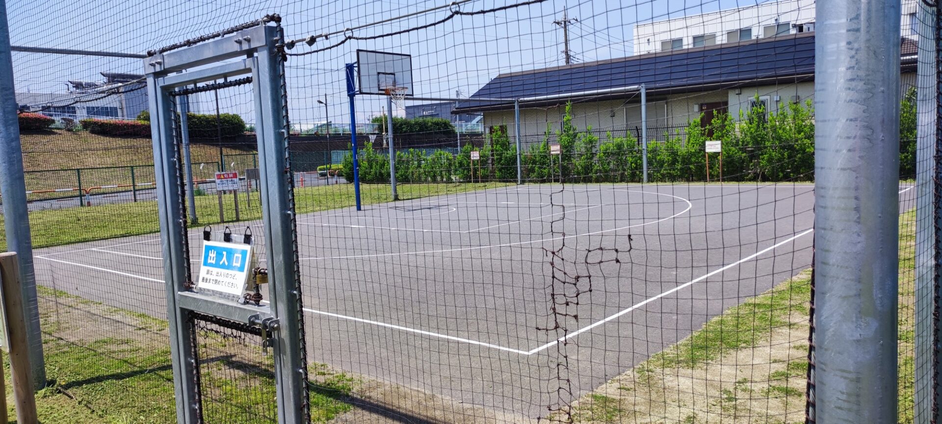 入谷七丁目公園の入口と施錠できるバスケットコートのフェンス