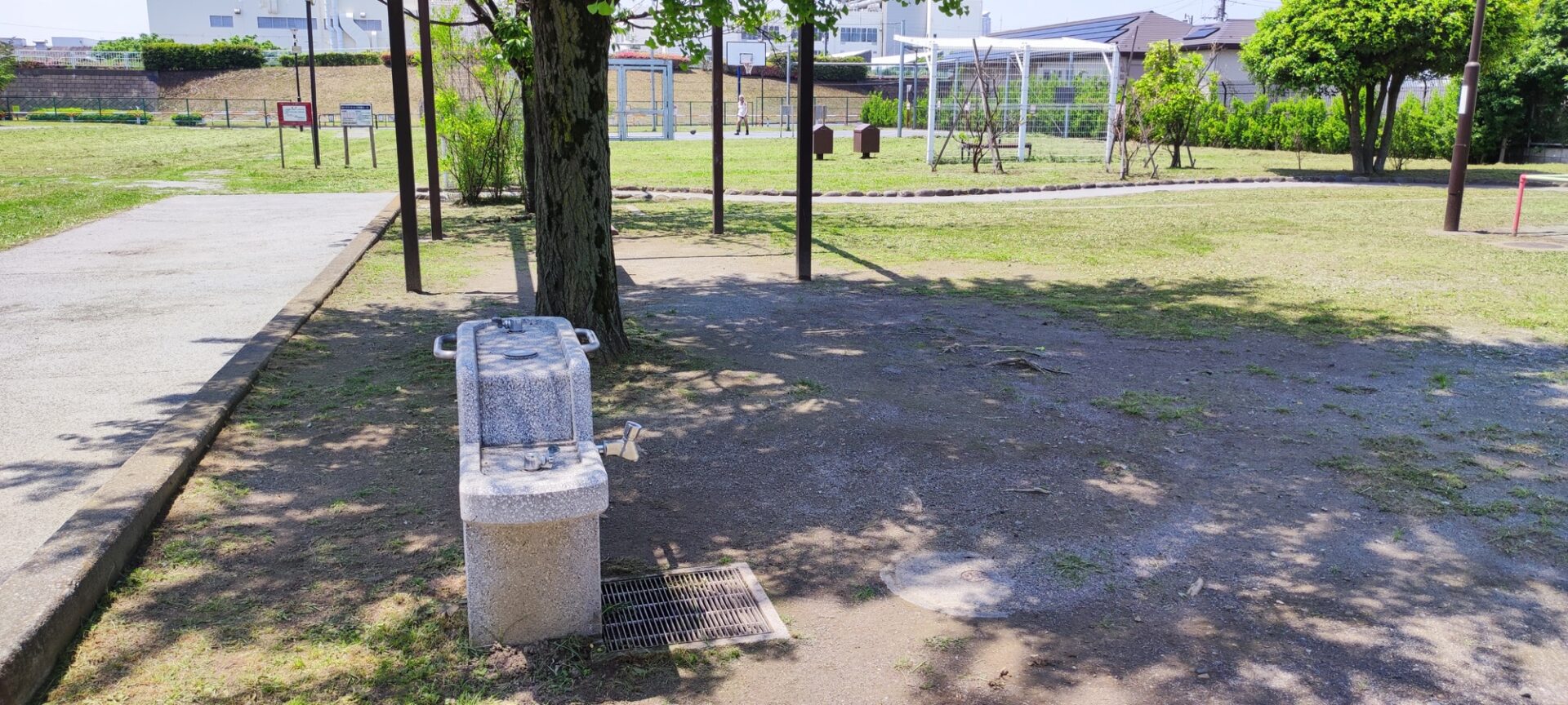 バスケットコートの近くにある入谷七丁目公園の水飲み場
