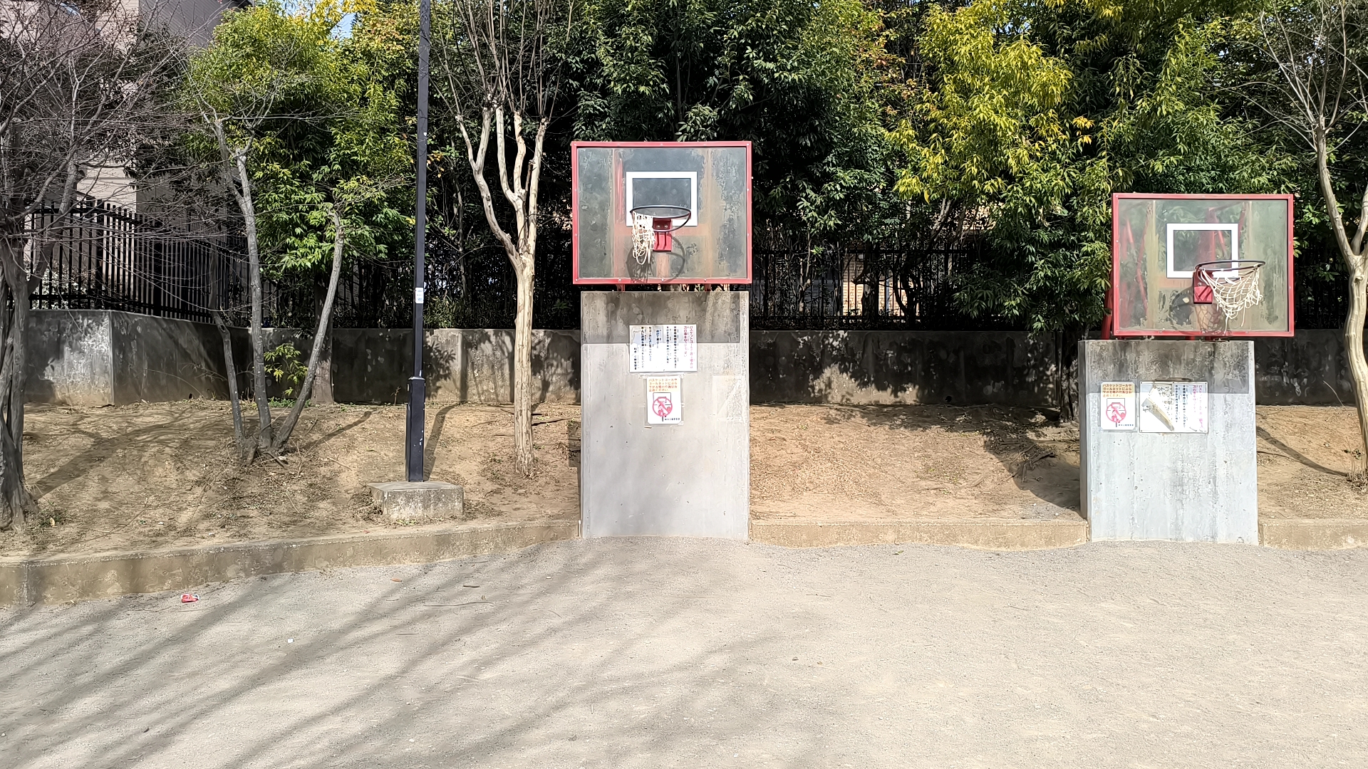 名戸ヶ谷第六公園に並ぶ高さの異なるバスケットゴール