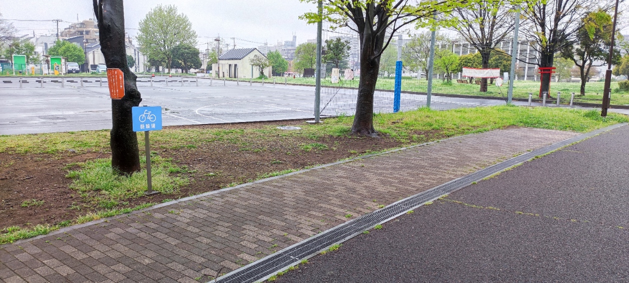 中川公園B地区の駐輪場案内と駐輪スペース