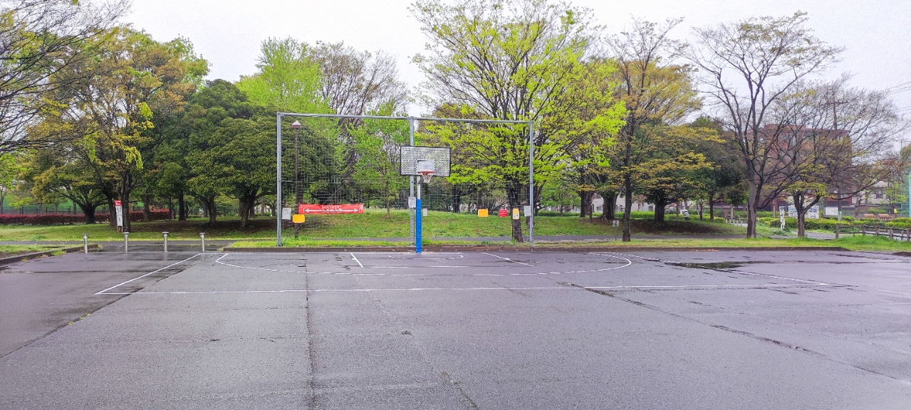 雨上がりの中川公園にあるハーフコートの全景