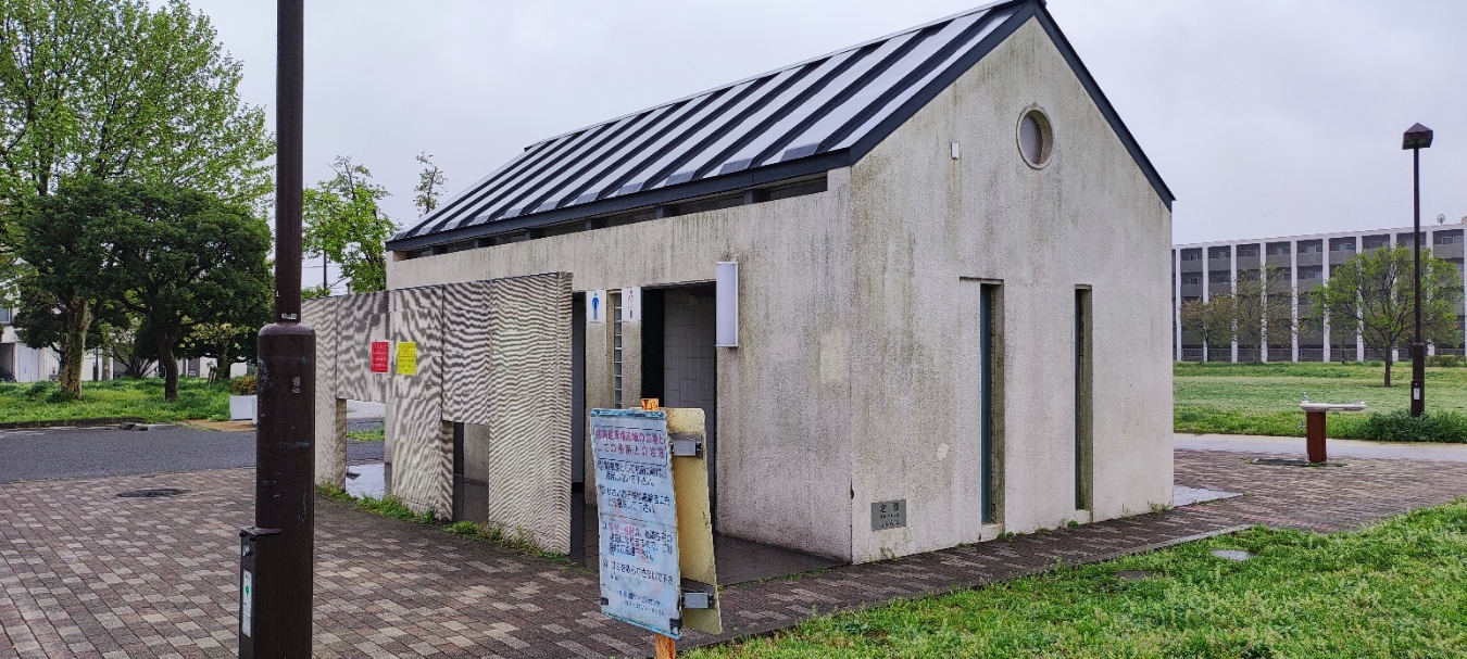 中川公園B地区にある公衆トイレと水飲み場