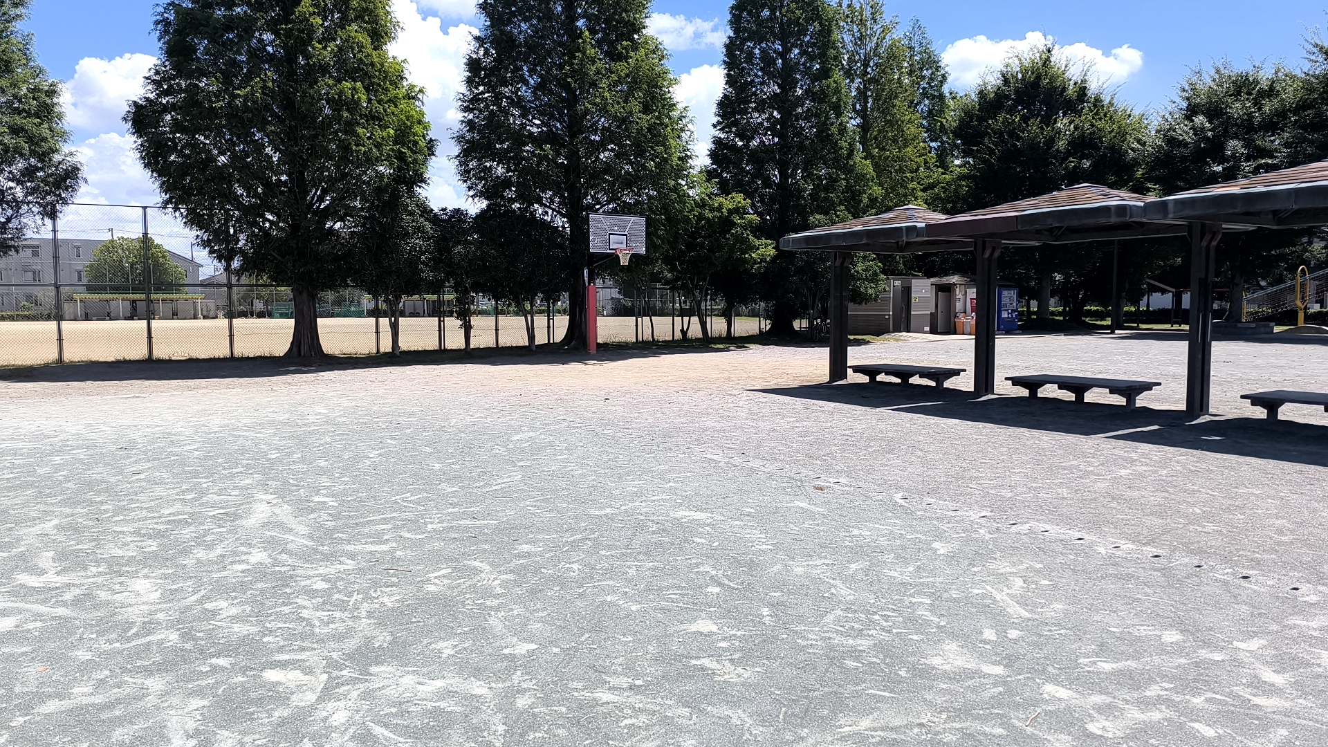 中曽根公園のバスケットゴールと屋根付きベンチ