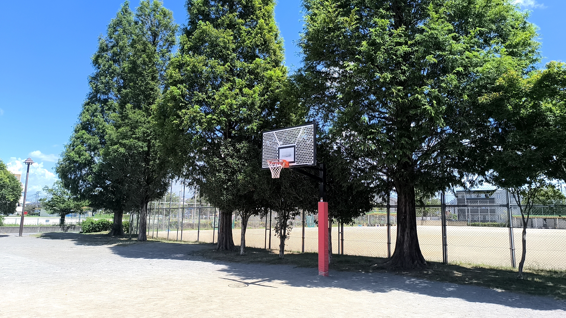 中曽根公園のバスケットゴールと砂利の広場