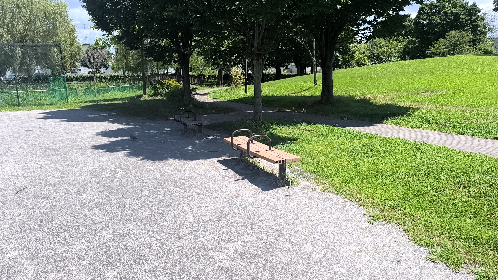 なまずの里公園のベンチ