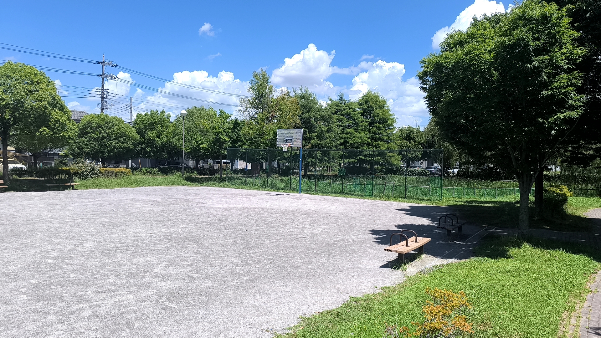 なまずの里公園のバスケットコート全景