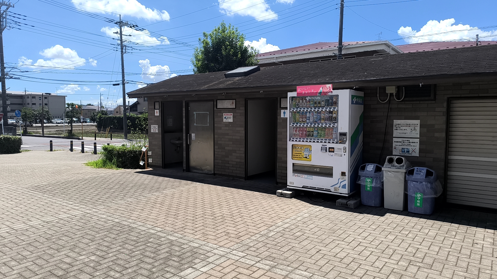 なまずの里公園のトイレと自動販売機
