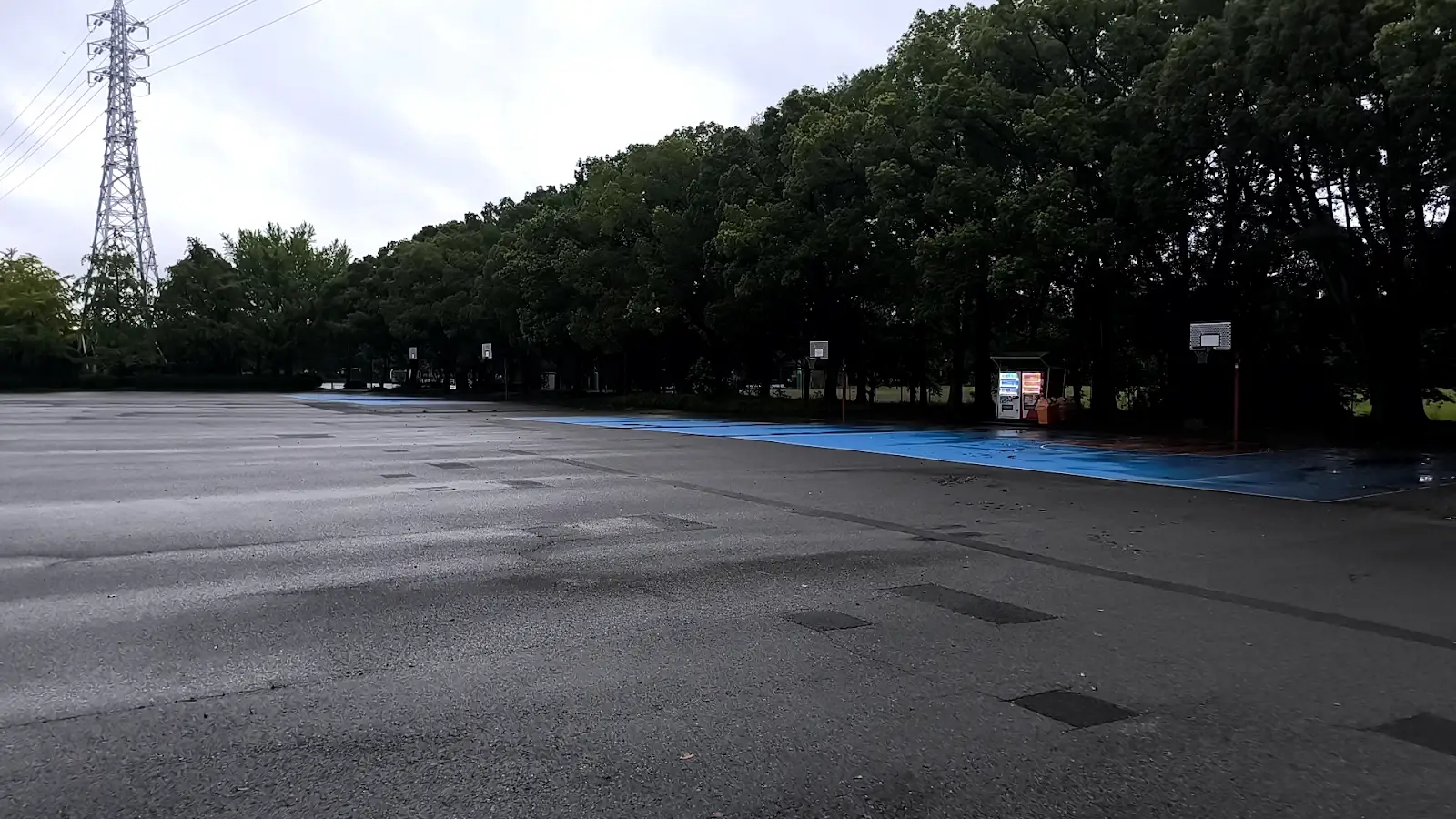 大宮第二公園に並ぶ4基のバスケットゴールとハーフコート全景