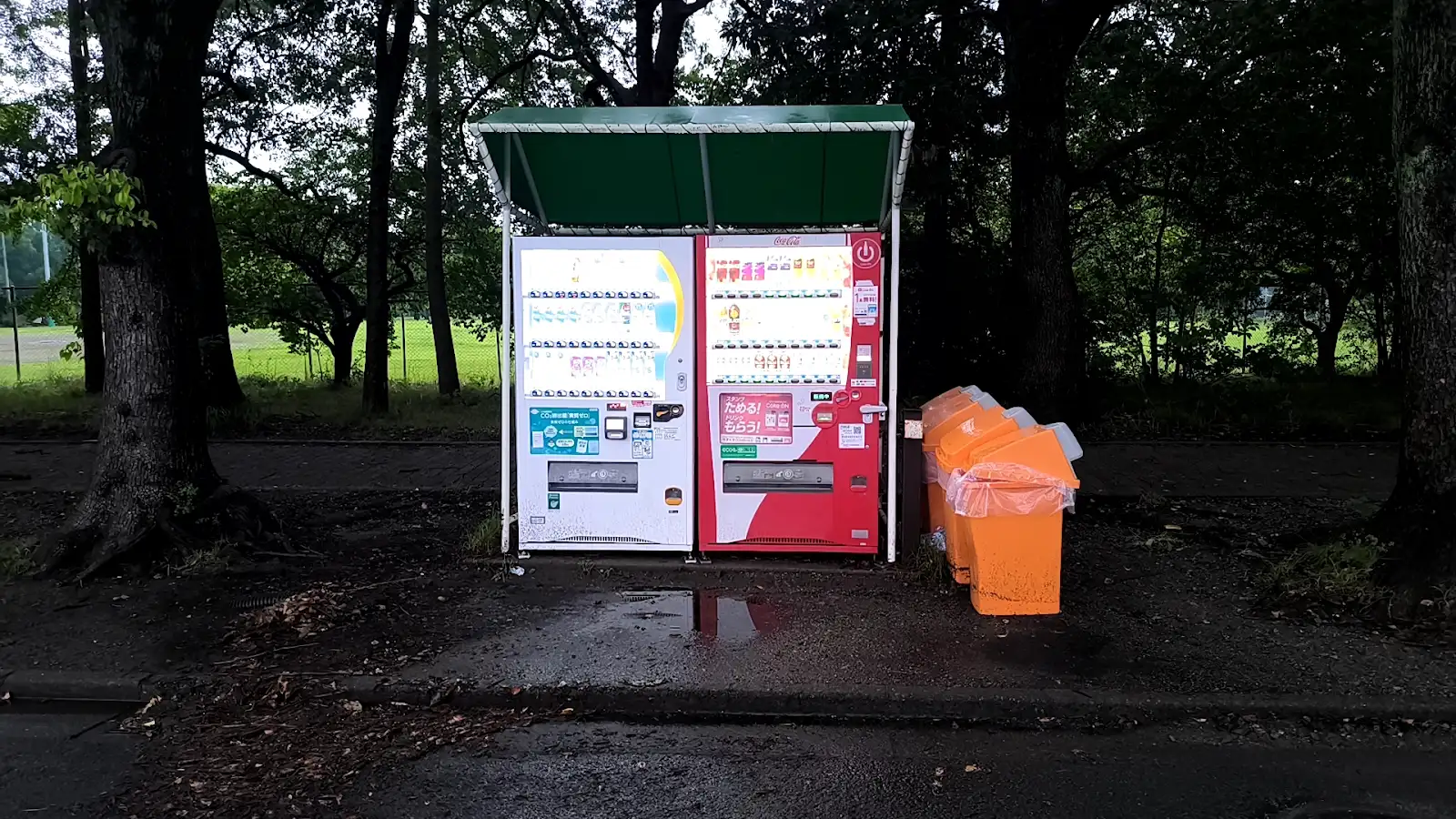 大宮第二公園のバスケットコート近くにある自動販売機