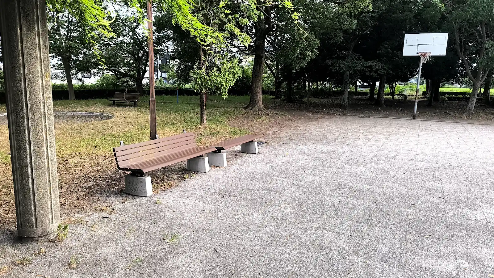 牛島公園のベンチとバスケットゴール