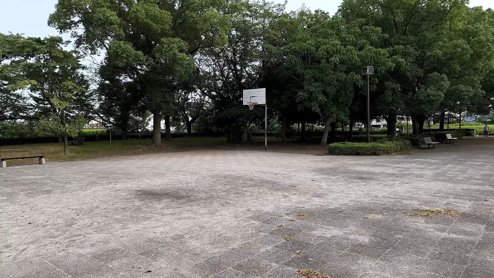 牛島公園のバスケットゴールがある広場の全景
