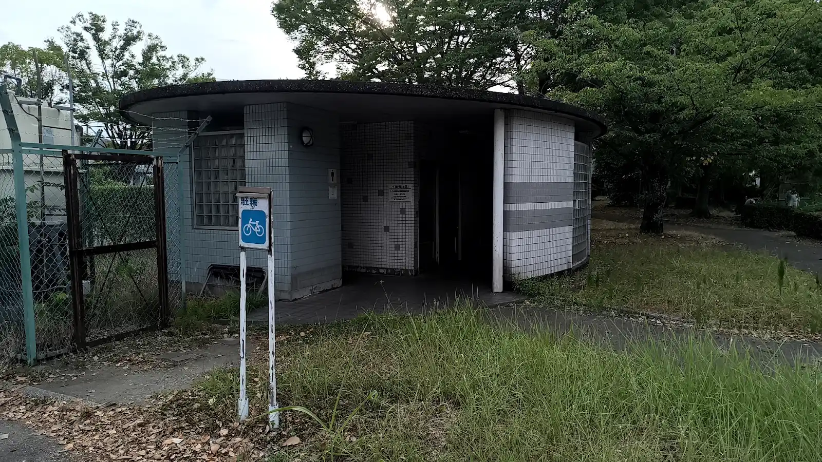 牛島公園のトイレと自転車置き場