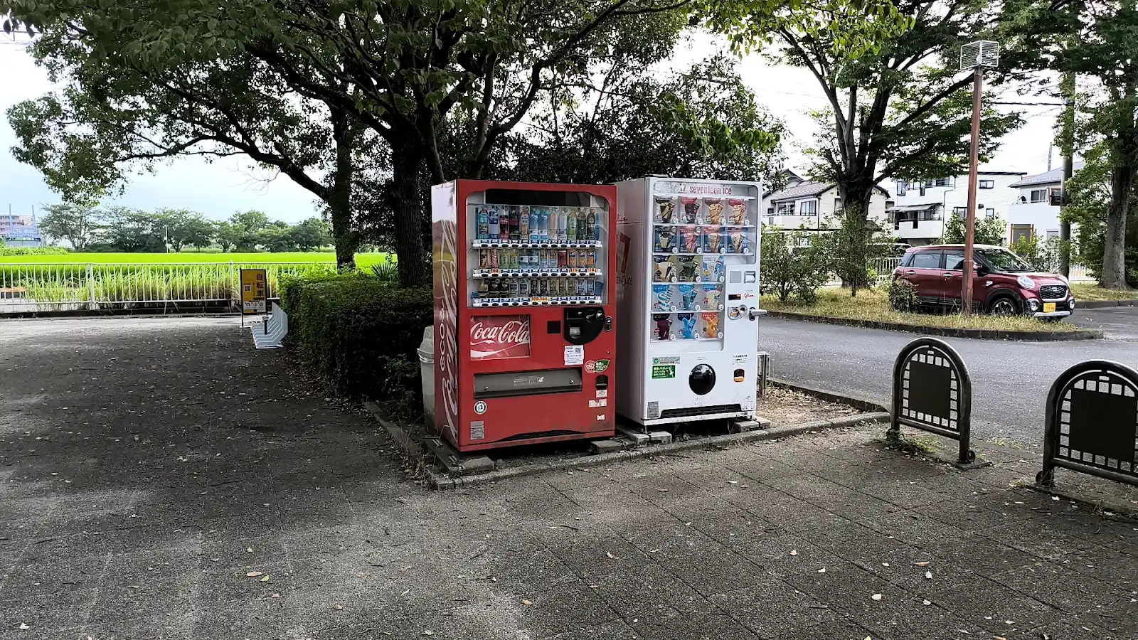 牛島公園の飲料とアイスの自動販売機