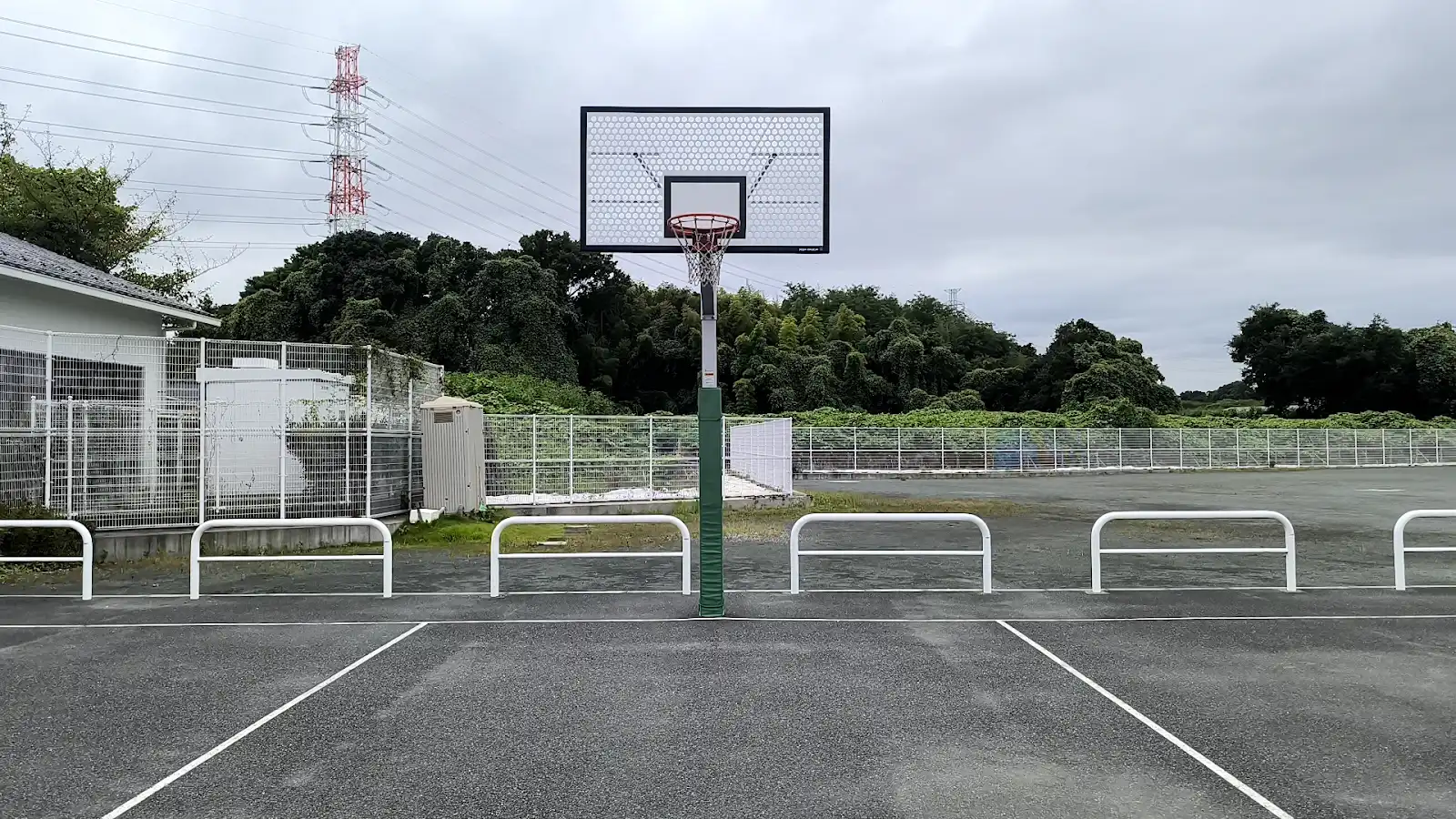 和土ふれあい広場の公式用バスケットゴール正面