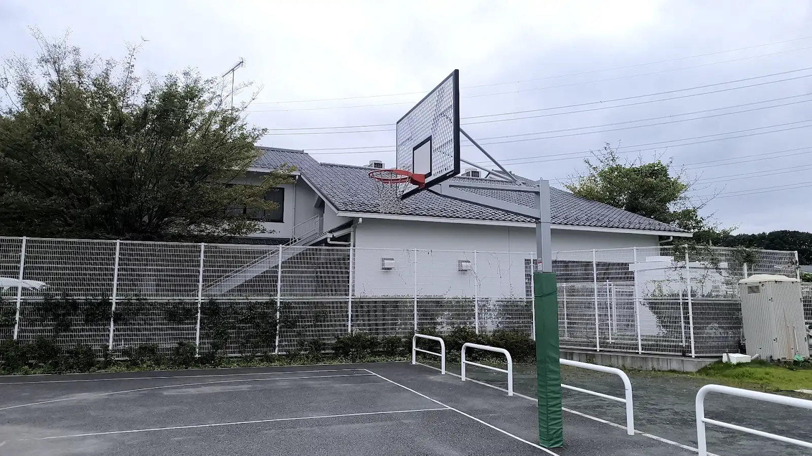 和土ふれあい広場の公式用バスケットゴールを横から見た様子