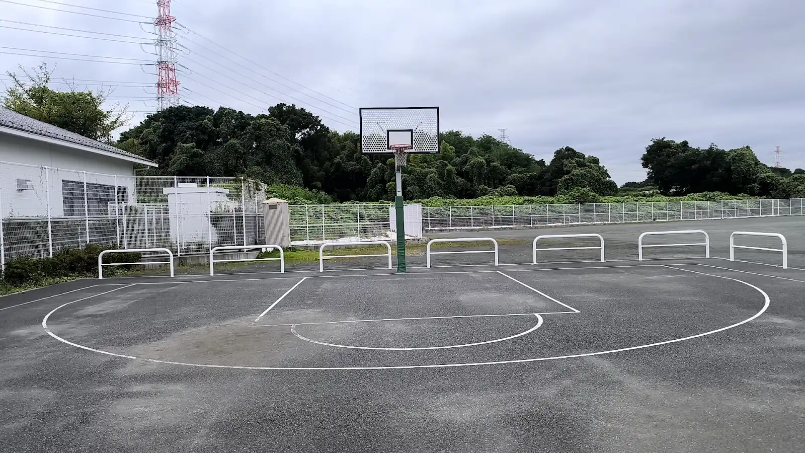 和土ふれあい広場に引かれた新3ポイントラインとハーフコート全体