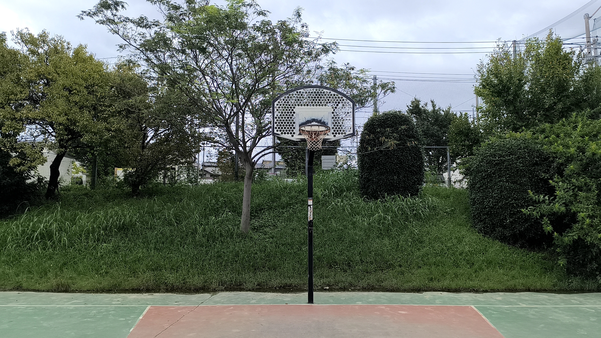 大谷口公園のバスケットコートとゴール