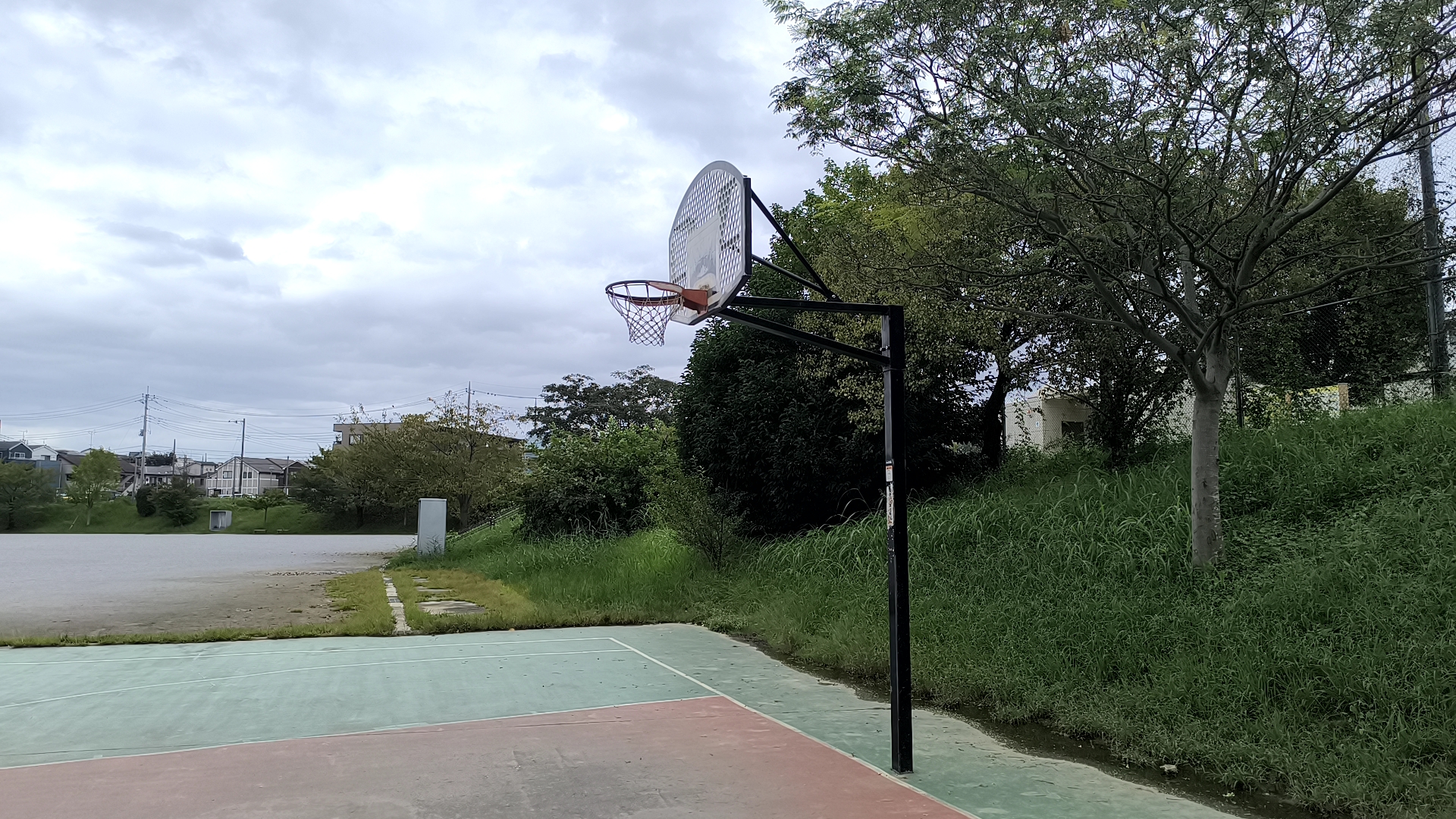 大谷口公園のコートを斜めから見た様子