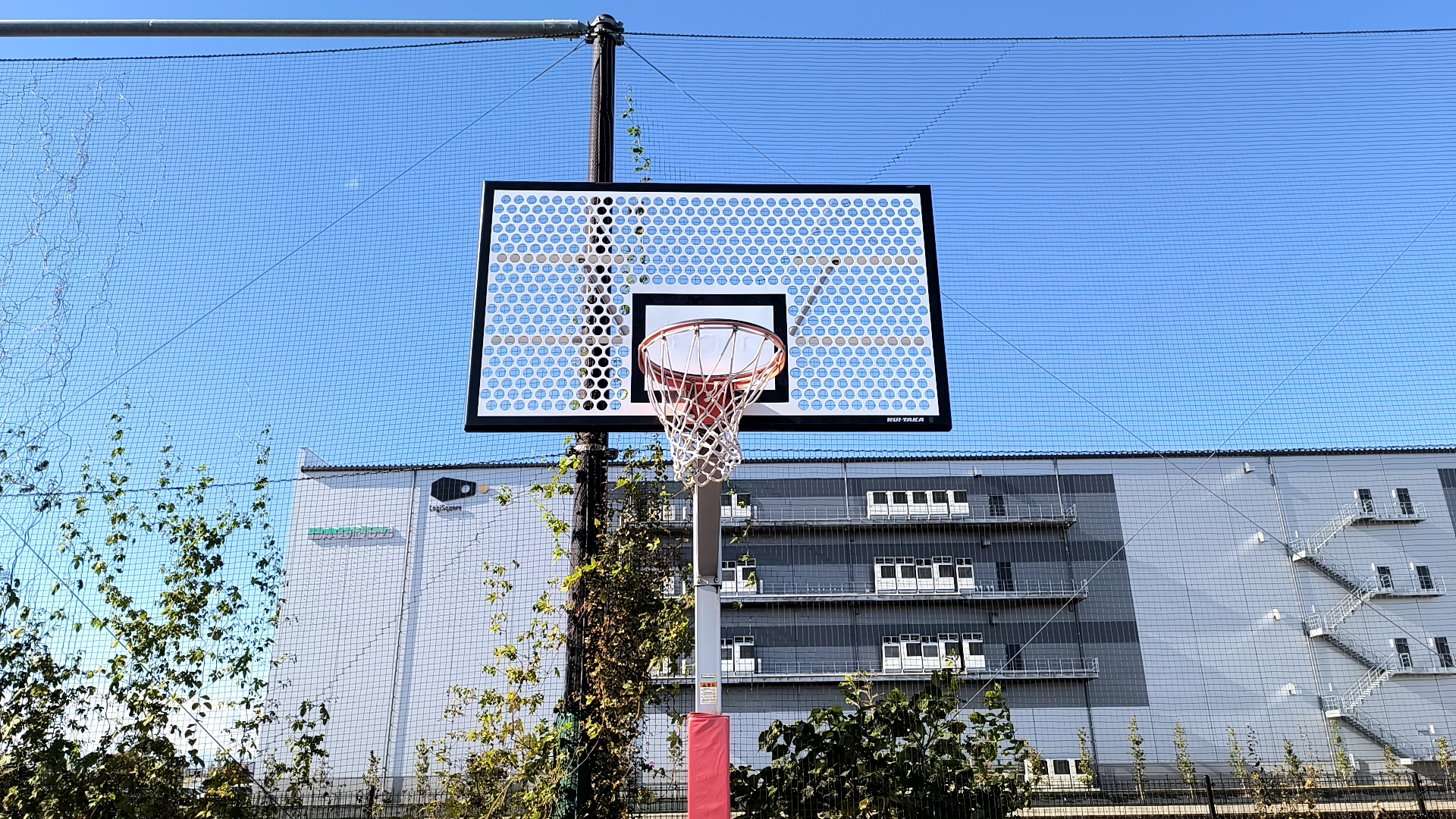 ふじみ野市運動公園の穴あきバックボードとネット付きリング