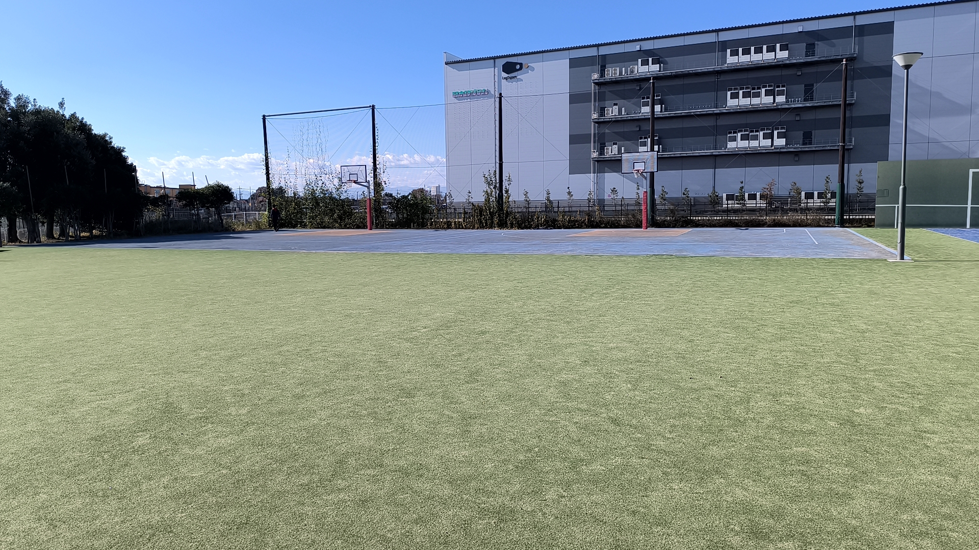 緑色のフリースペース越しに見たふじみ野市運動公園の2面の3×3コート