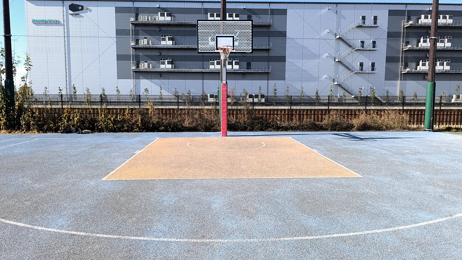ふじみ野市運動公園の白いアークとオレンジ色のキーエリア