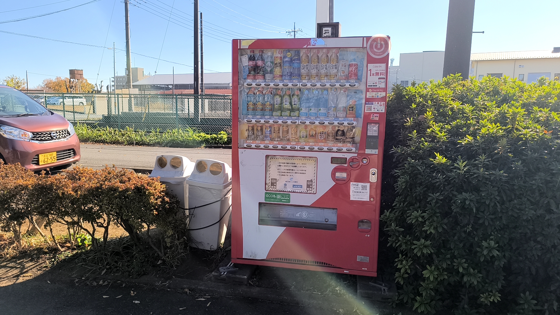 ふじみ野市運動公園の植え込み脇にある自動販売機