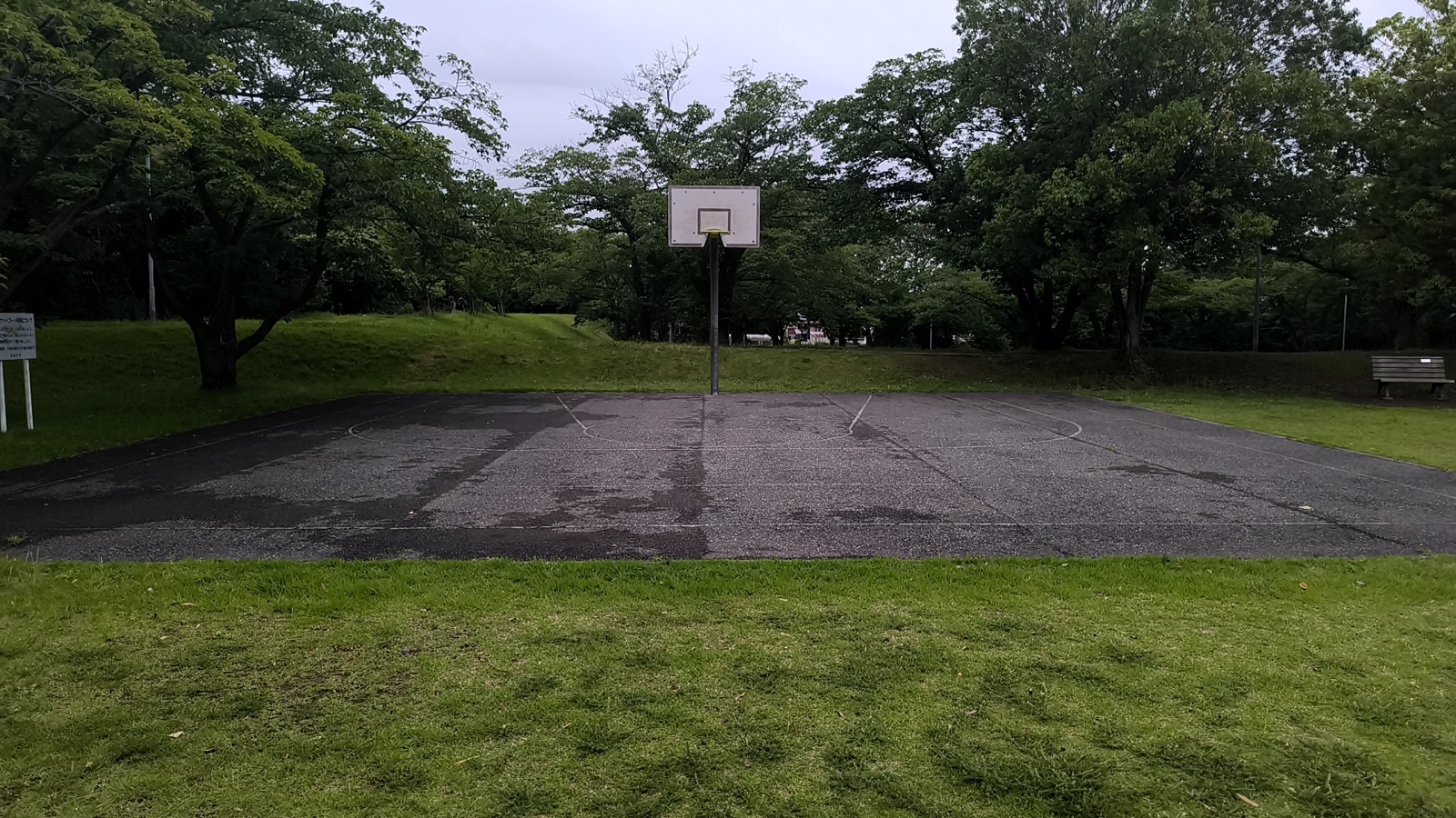 布佐南公園の旧3ポイントラインが残るハーフコート