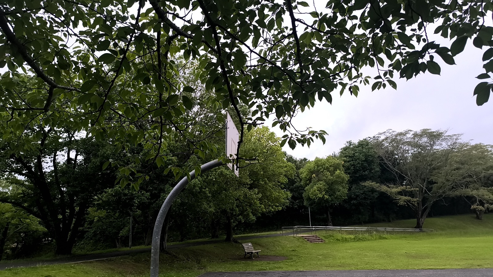 布佐南公園のバスケットコートを別角度から見た様子