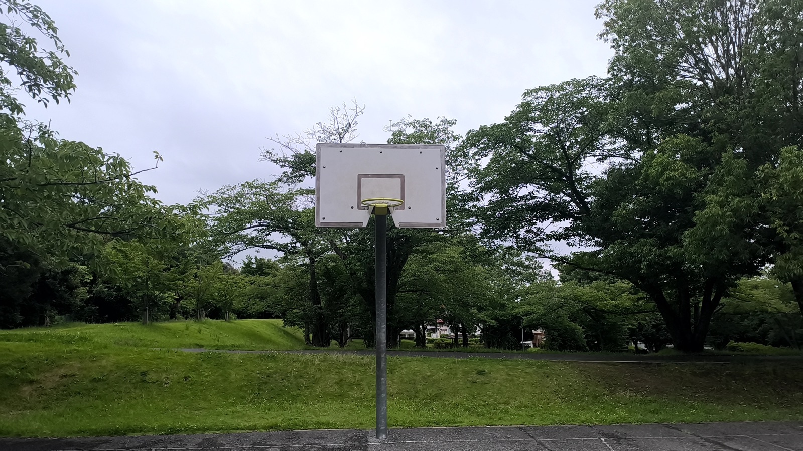 布佐南公園の屋外バスケットゴール正面