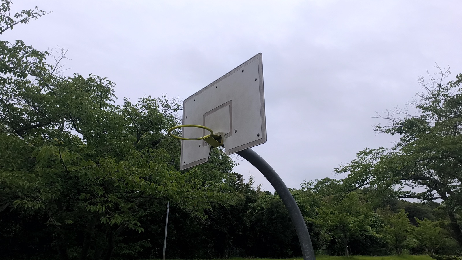 布佐南公園のバスケットゴールを横から見た様子