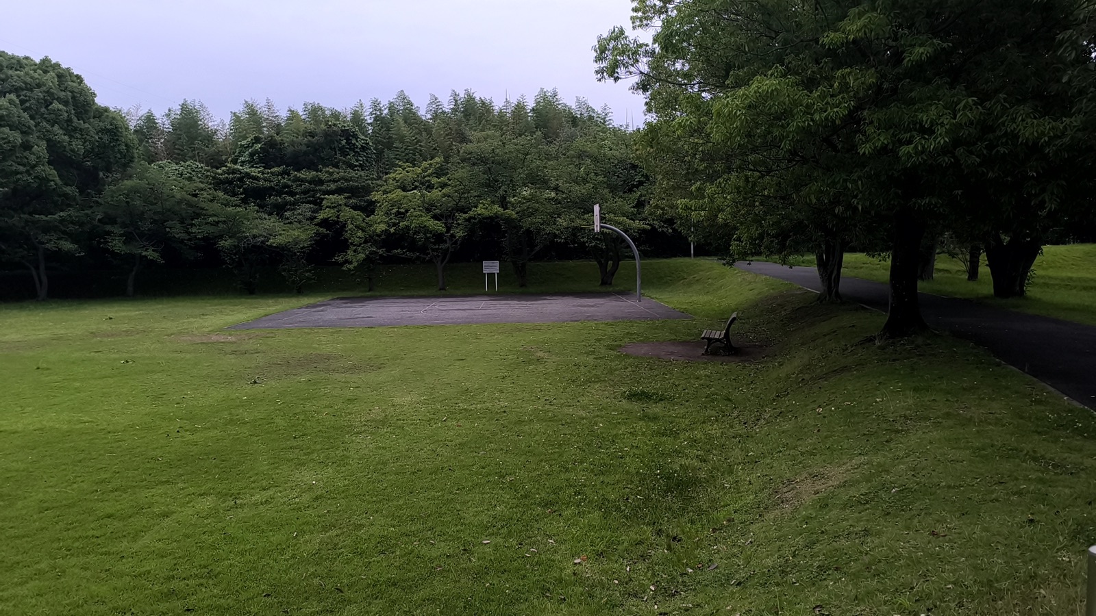 緑に囲まれた布佐南公園のバスケットコート全景