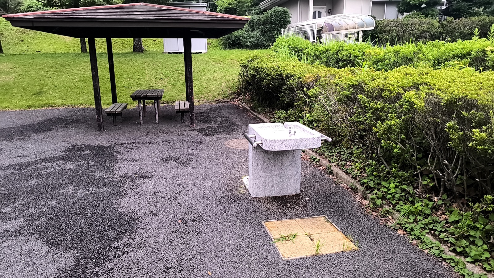 布佐南公園の水飲み場と屋根付き休憩スペース