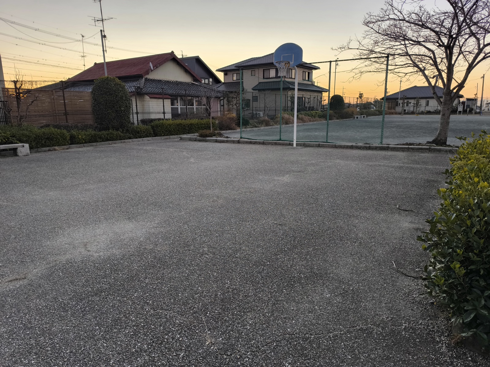 夕暮れの豊田東原梅ノ木公園にあるゴール1基と舗装広場の全景