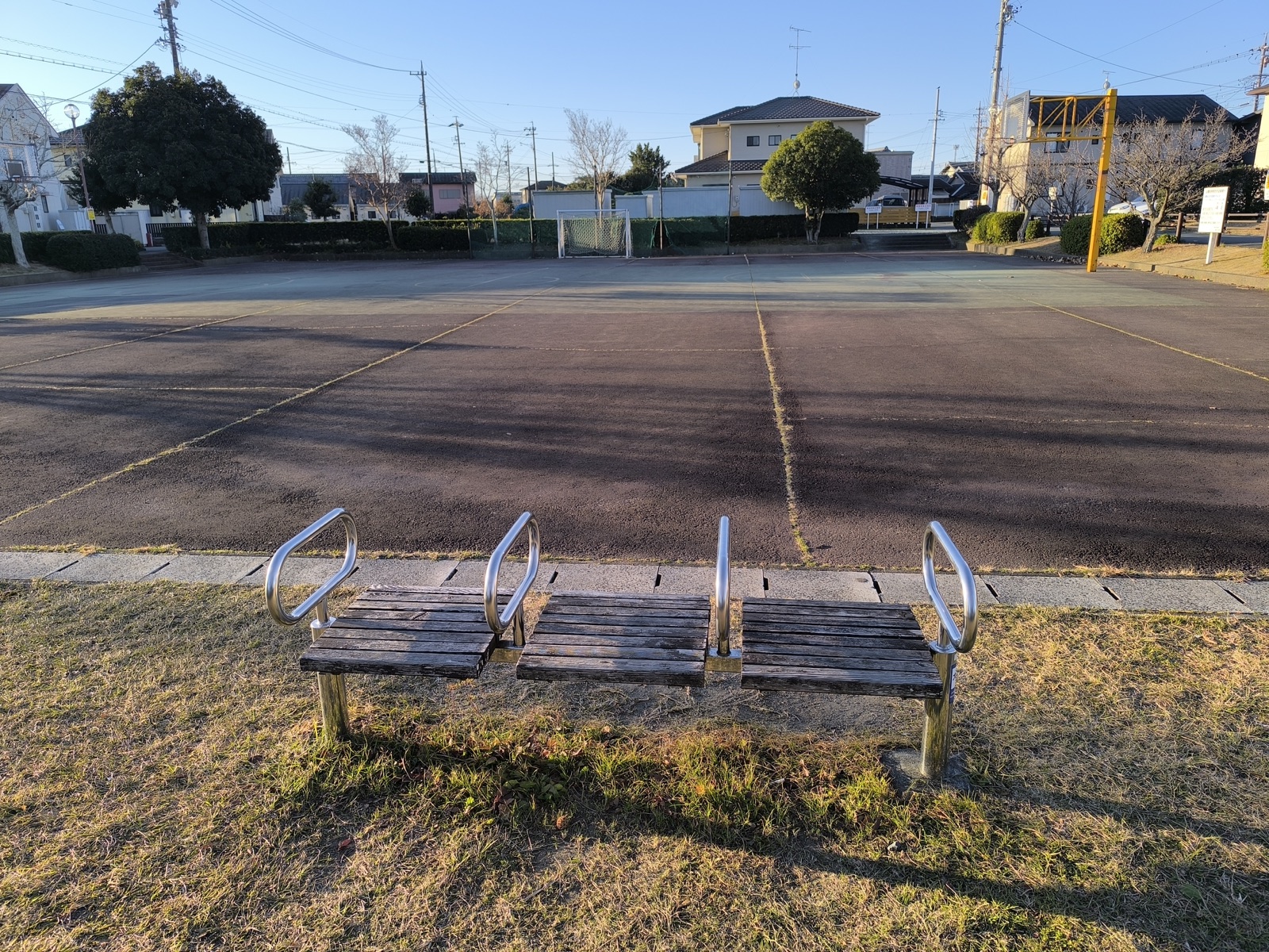 ひかり公園のベンチとバスケットコート