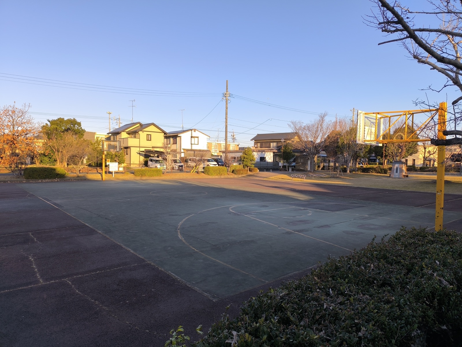 ひかり公園の屋外フルコートを横から見た全景
