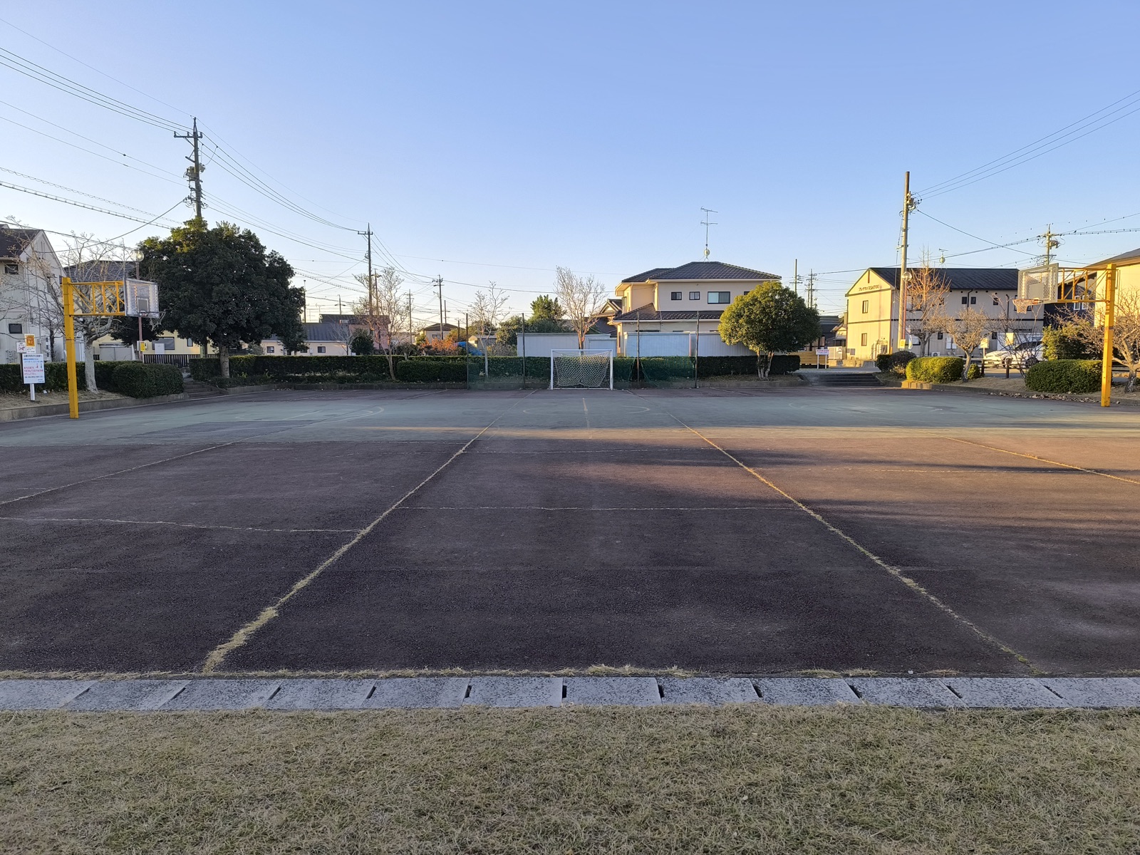 ひかり公園のバスケットコート全景。黄色いゴールが向かい合って設置されている