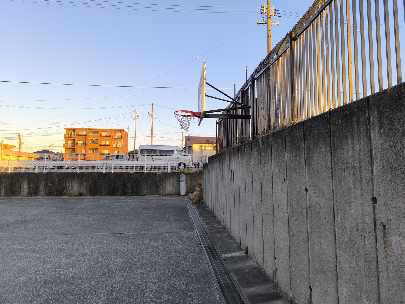 横から見た川井南公園のバスケットゴールとコンクリート擁壁