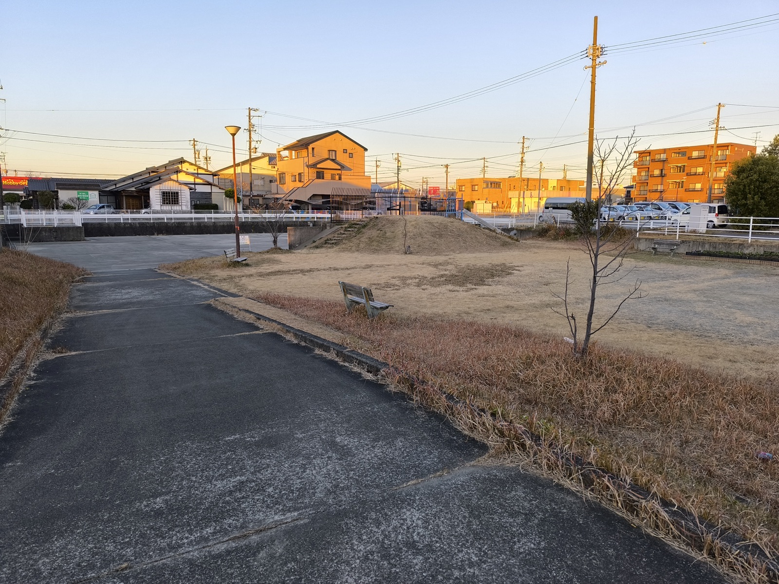 川井南公園の上段からバスケットコートへ下る舗装路