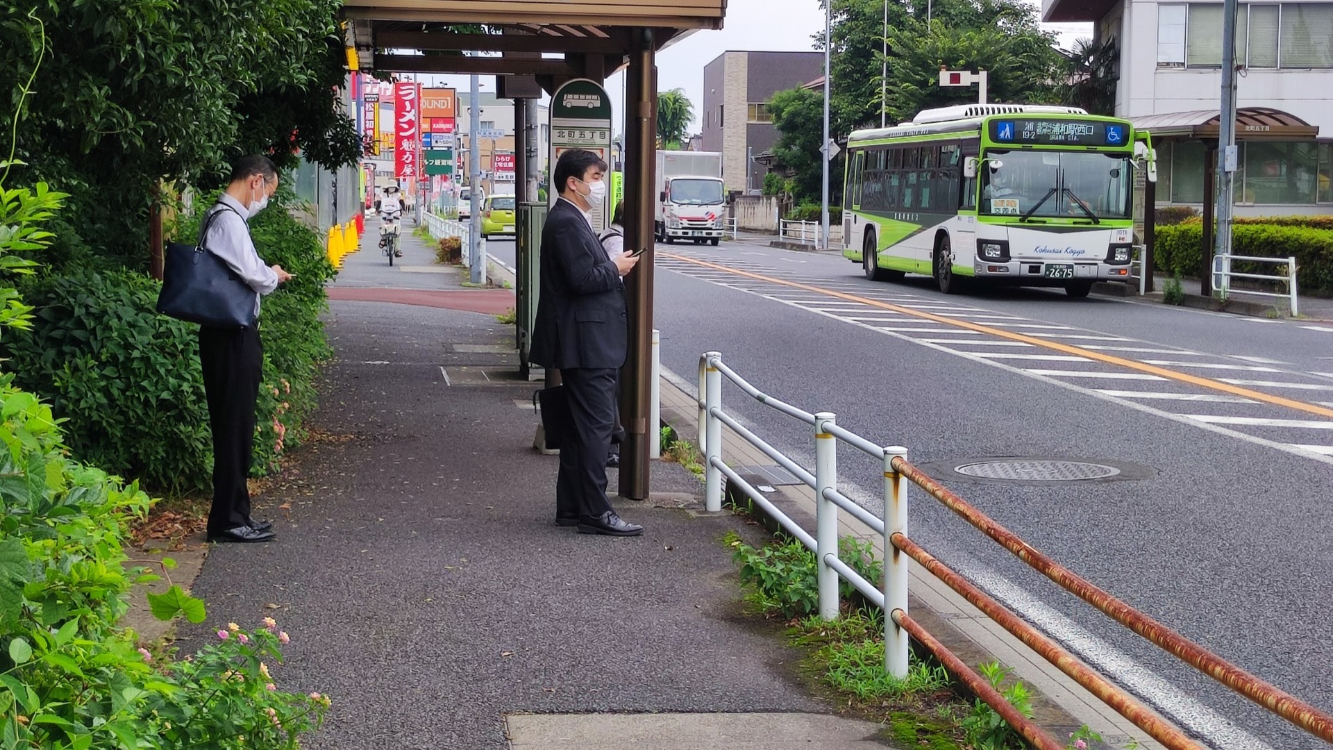 北五公園に近い国際興業バスの停留所と路線バス