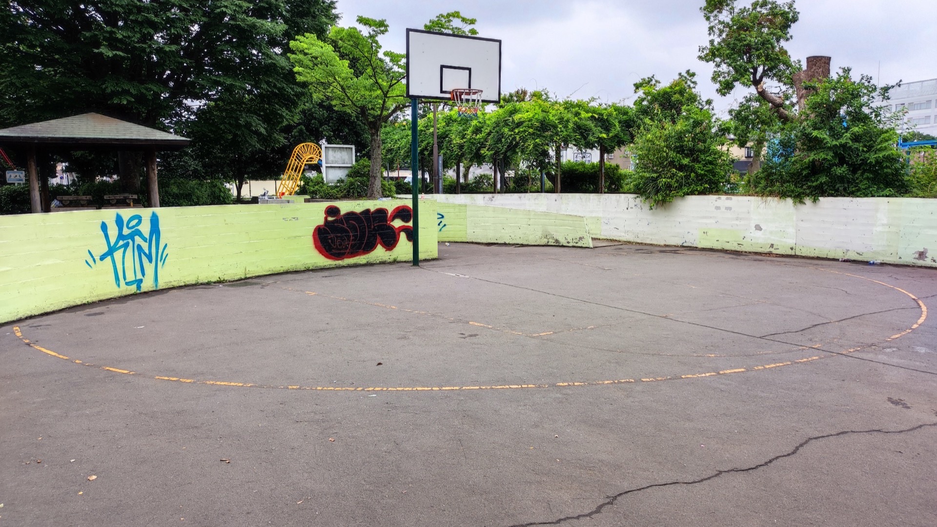 北五公園の色あせたスリーポイントアークとゴール