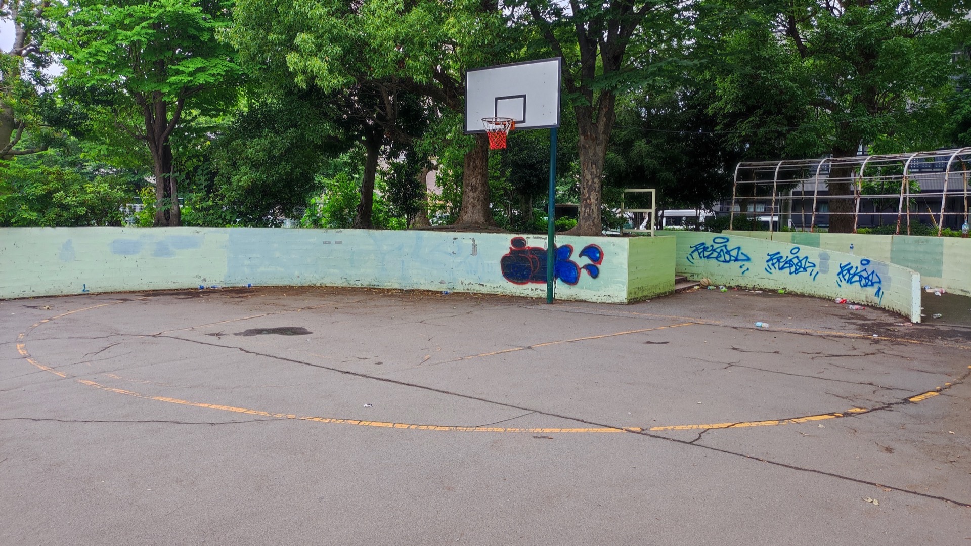 正面から見た北五公園のバスケットゴールとコンパクトな屋外コート