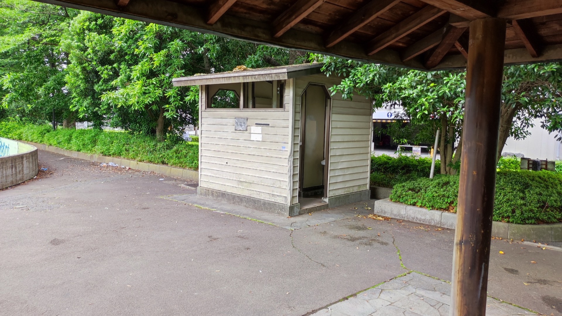 北五公園の東屋から見た園内トイレ