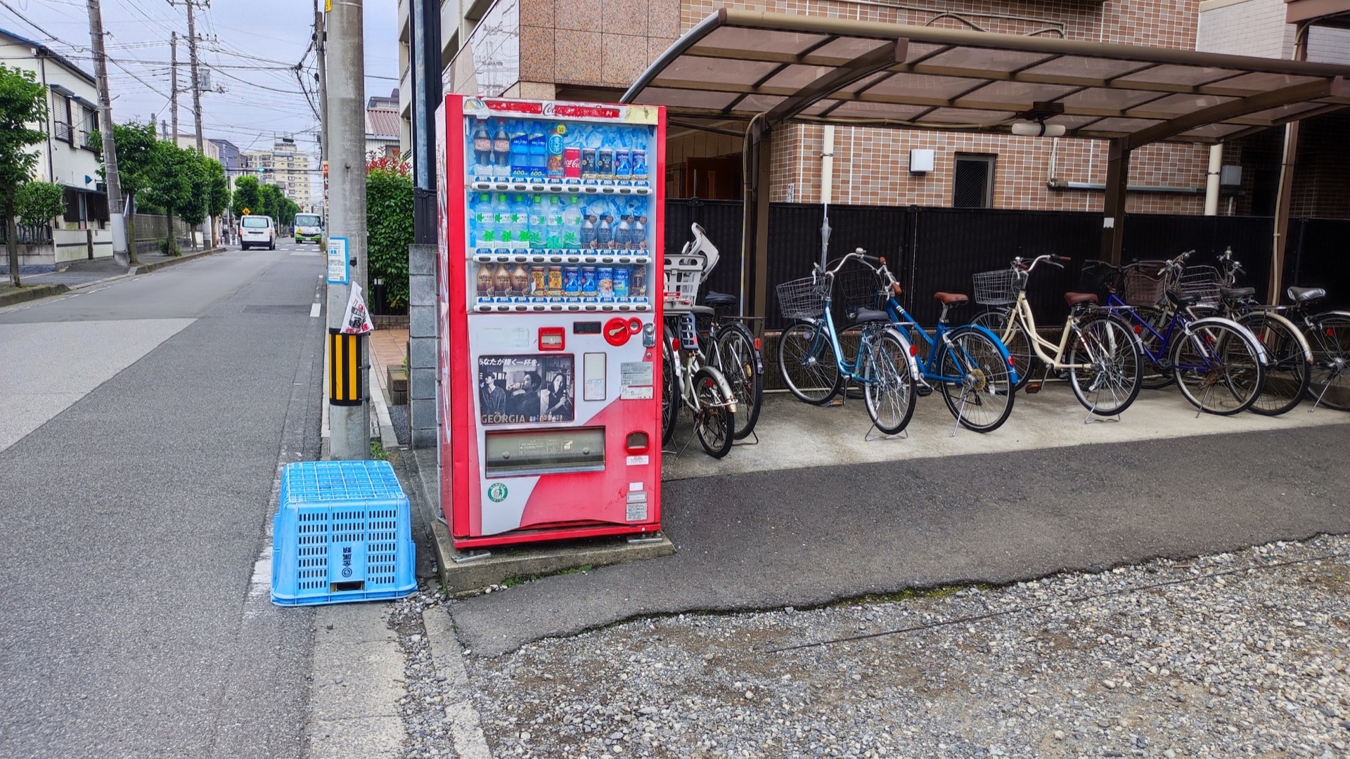 北五公園近くの飲料自動販売機と駐輪スペース