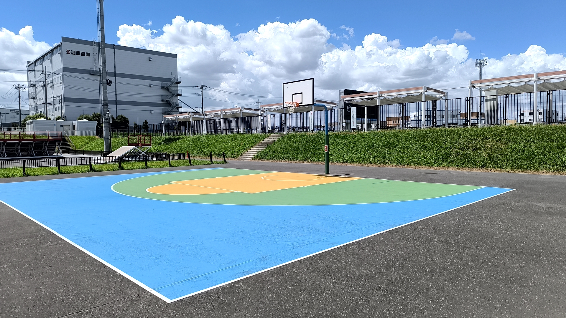 三郷市陸上競技場公園のAコートを斜めから見た様子