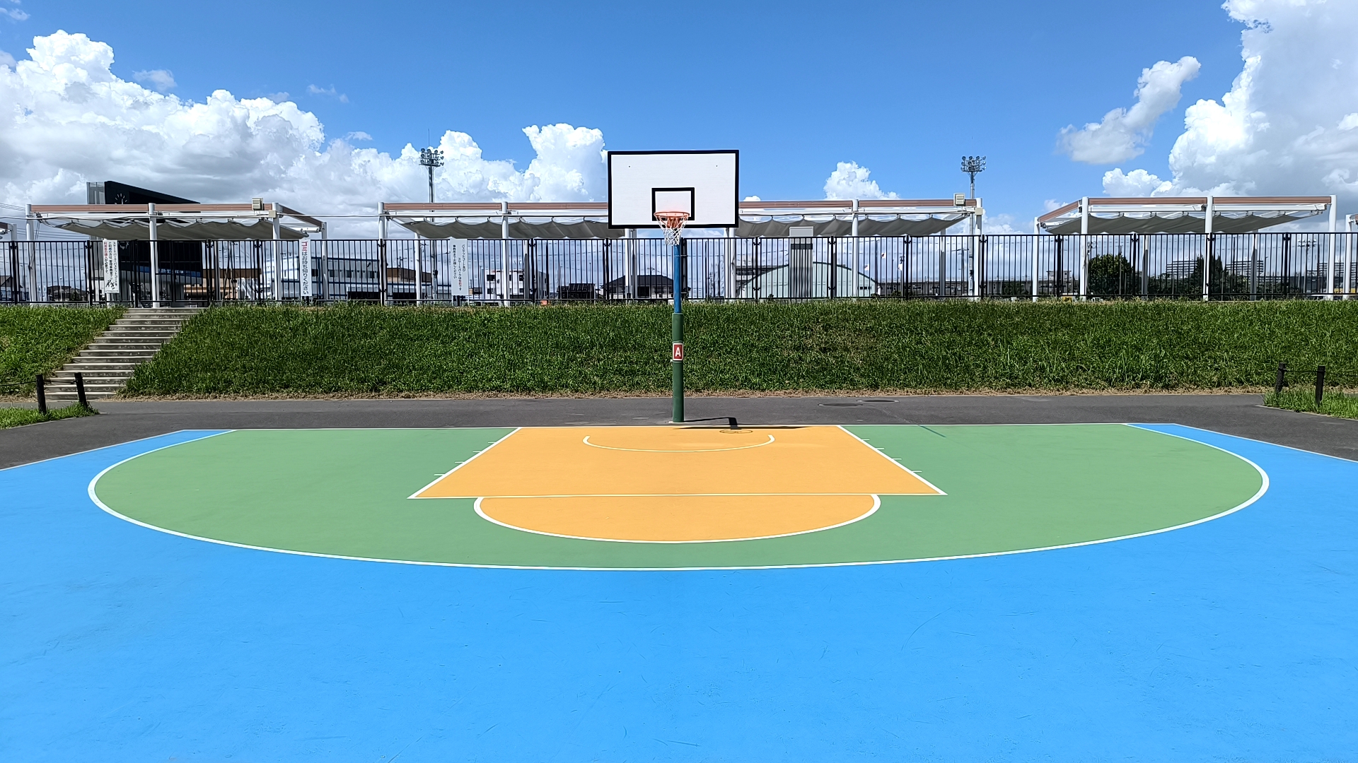 正面から見た三郷市陸上競技場公園Aコートのゴールとライン