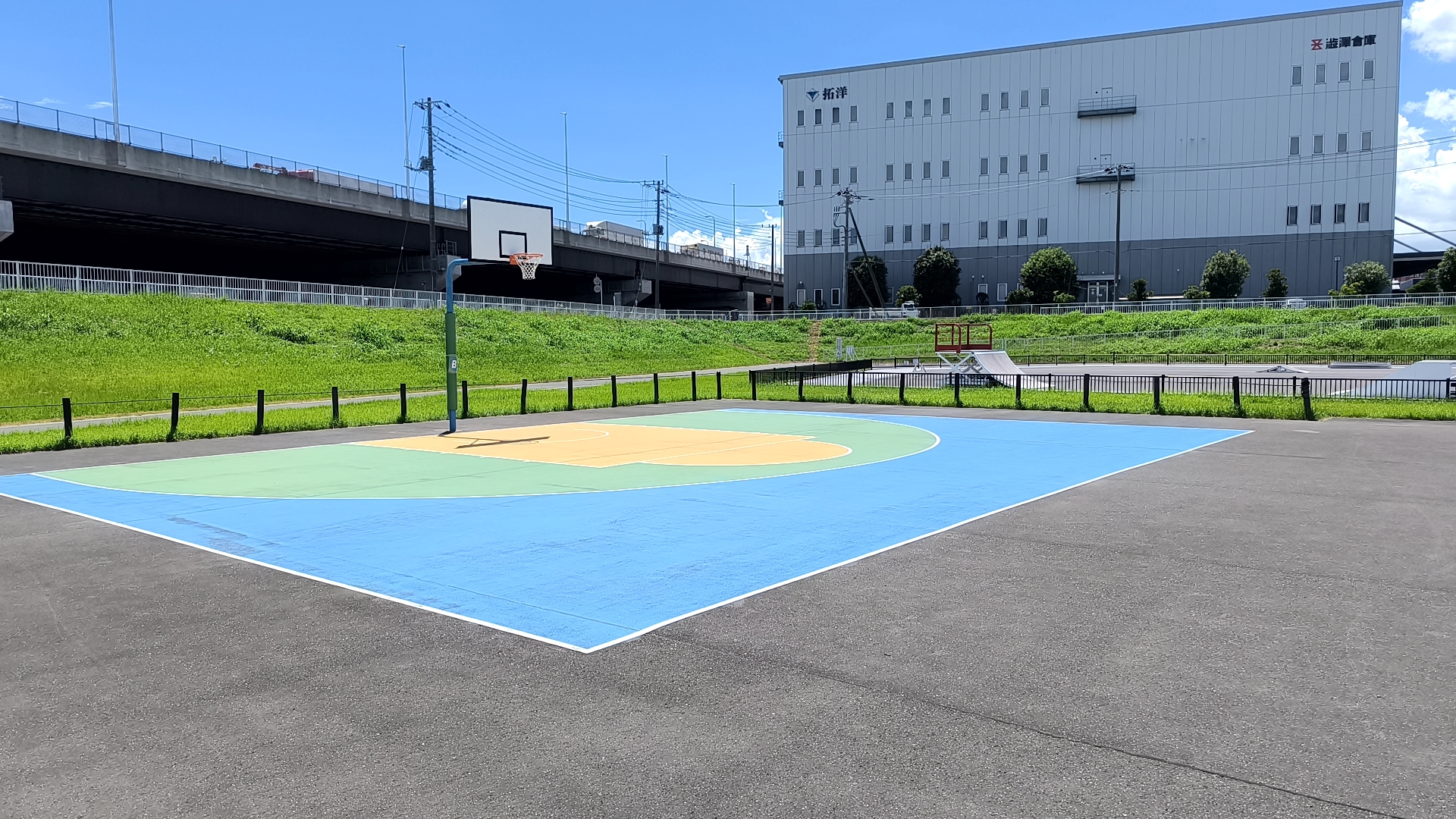 三郷市陸上競技場公園のBコートと隣接するスケートパーク